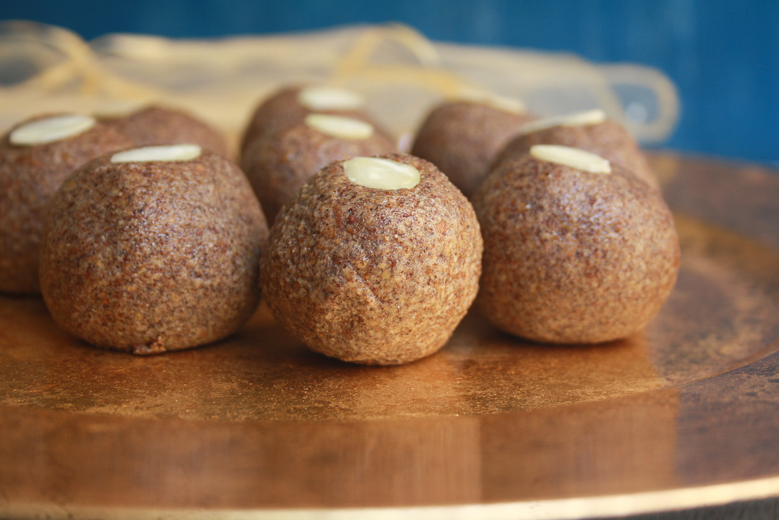 Healthier, wholegrain ragi laddoos made with oats, almonds and jaggery. Great for the festive season!