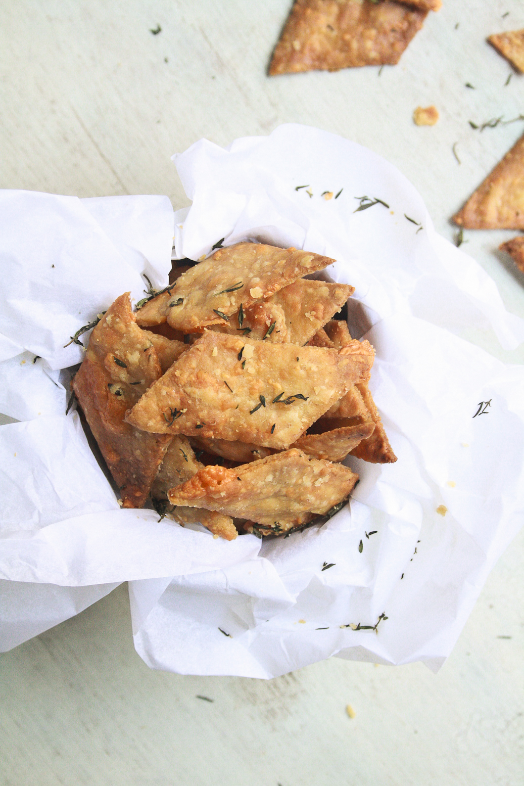 Crispy, baked crackers made with olive oil, wholewheat flour and filled with cheddar cheese and fresh thyme!