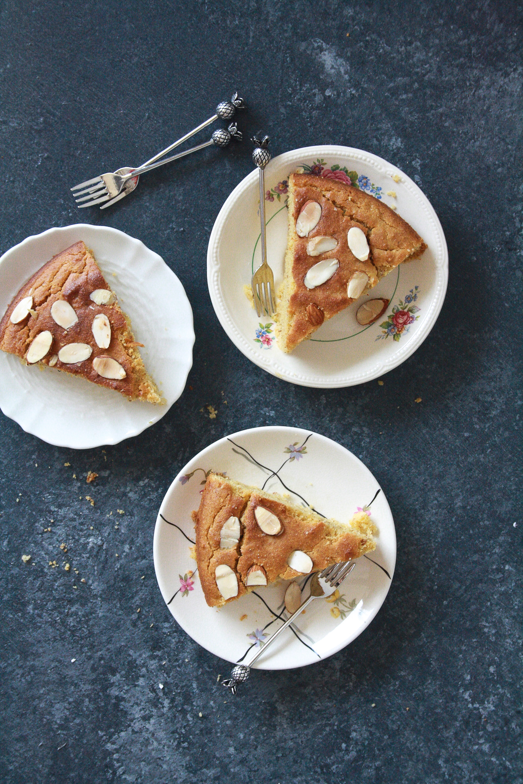 A gluten-free, super flavourful cake made with ground almonds and cornmeal!