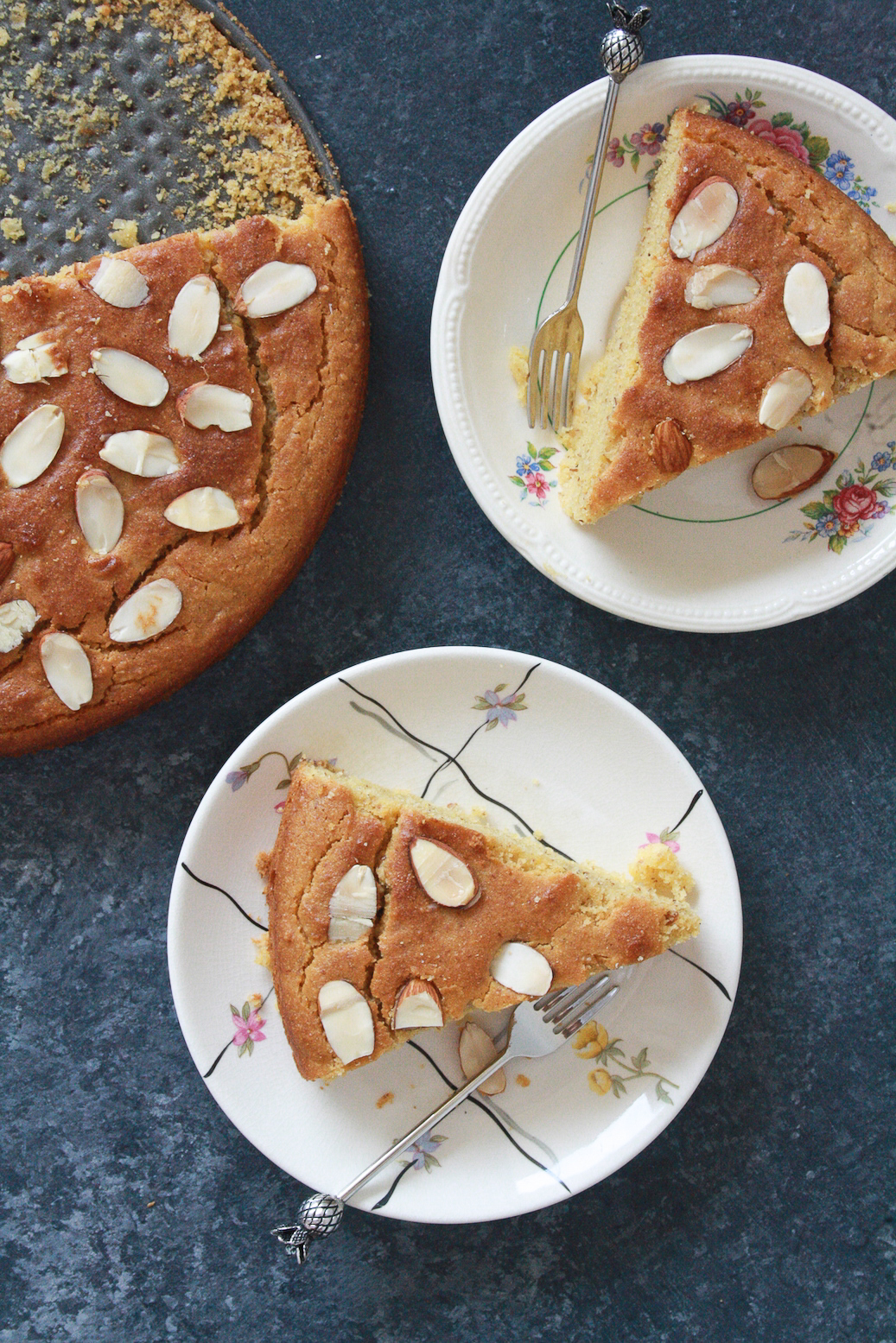 A gluten-free, super flavourful cake made with ground almonds and cornmeal!