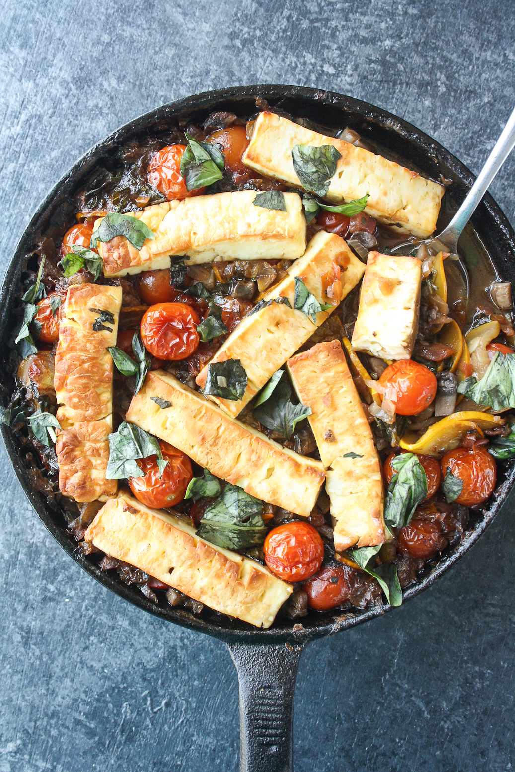 An easy baked dish with lots of fresh veggies, mushrooms and halloumi in a red wine sauce!