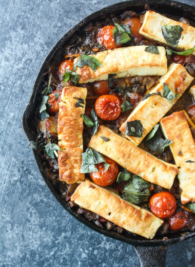 An easy baked dish with lots of fresh veggies, mushrooms and halloumi in a red wine sauce!