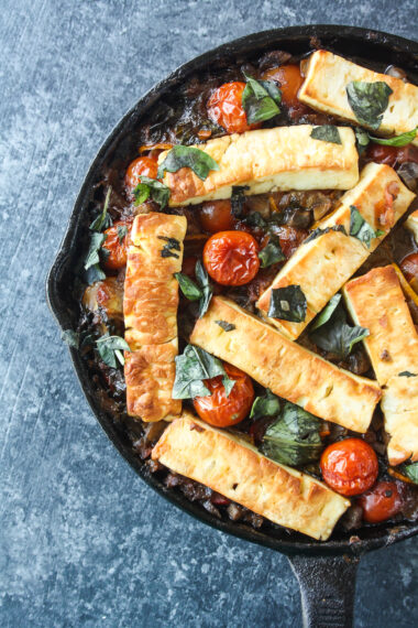 An easy baked dish with lots of fresh veggies, mushrooms and halloumi in a red wine sauce!