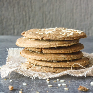 Light and crispy rye flour crackers flavoured with garlic and oregano!