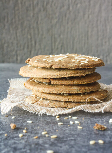 Light and crispy rye flour crackers flavoured with garlic and oregano!