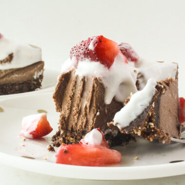 Creamy, naturally-sweetened chocolate cheesecake made with cashews, dates and almonds!