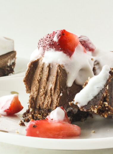 Creamy, naturally-sweetened chocolate cheesecake made with cashews, dates and almonds!