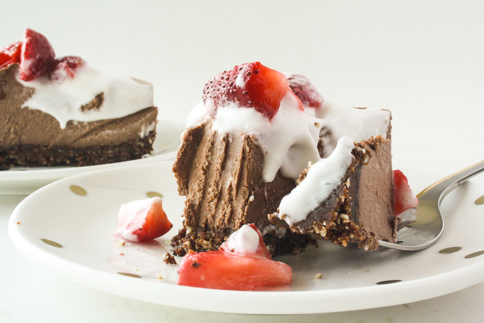 Creamy, naturally-sweetened chocolate cheesecake made with cashews, dates and almonds!