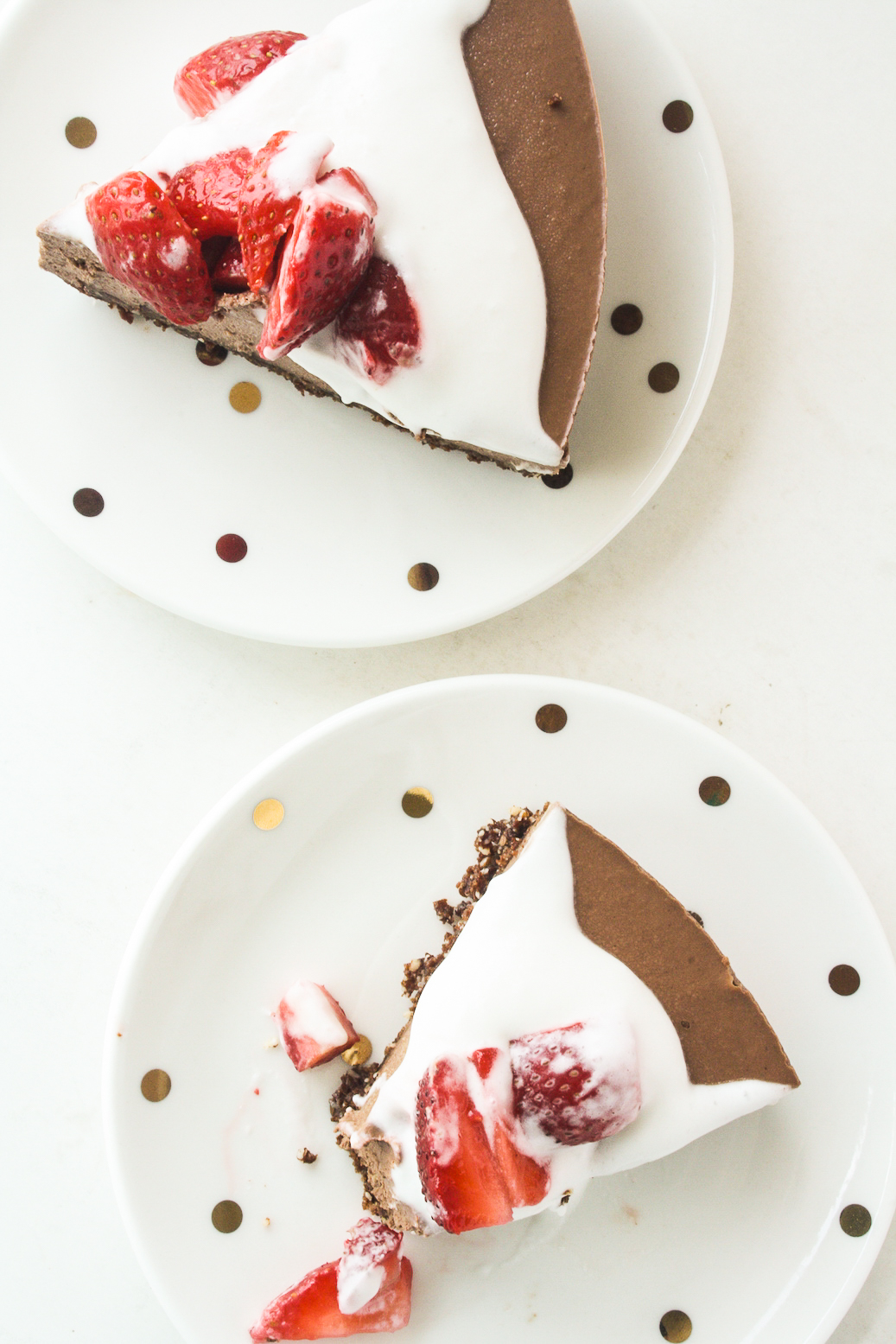 Creamy, naturally-sweetened chocolate cheesecake made with cashews, dates and almonds!