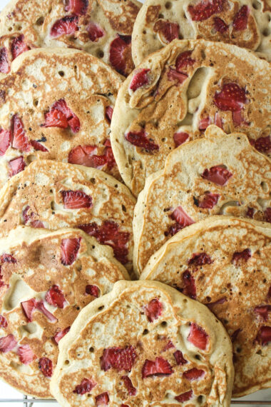 Tender, fluffy pancakes with strawberries, buckwheat and rye!