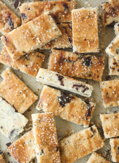 Crunchy, flavourful shortbread with chocolate chunks, olive oil and fresh rosemary!