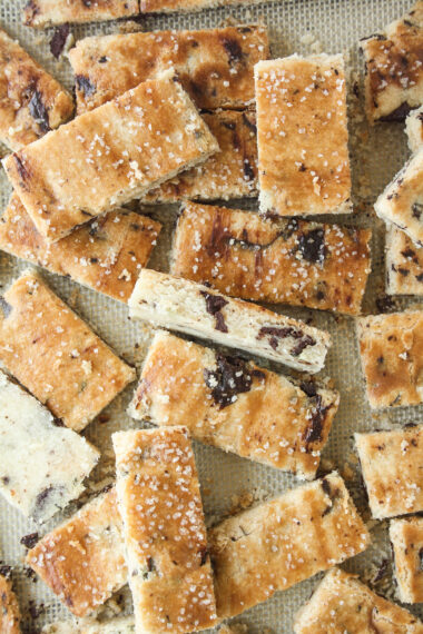 Crunchy, flavourful shortbread with chocolate chunks, olive oil and fresh rosemary!