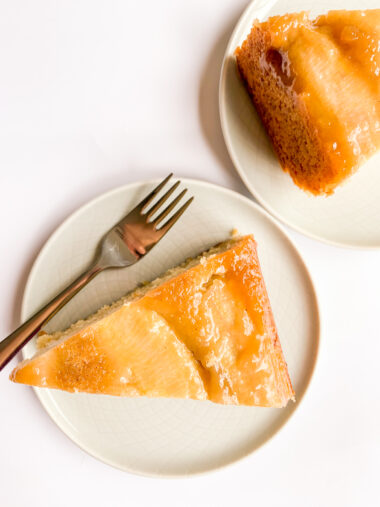 Caramelised bananas on a soft, tender ginger and cinnamon cake!