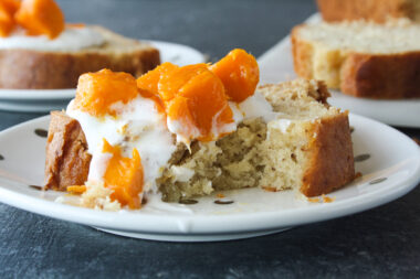 Moist and tender cake with yoghurt and almonds!