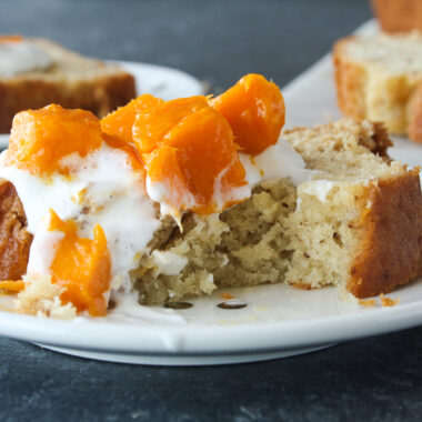 Moist and tender cake with yoghurt and almonds!