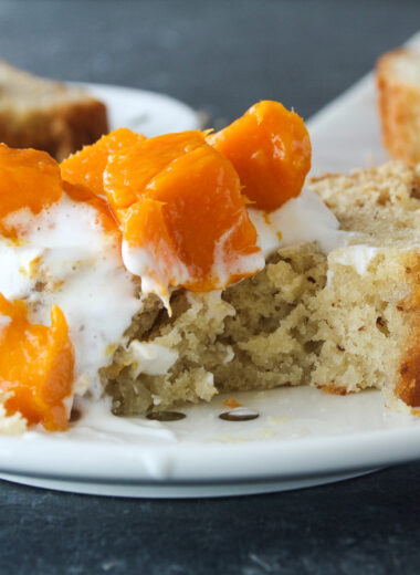 Moist and tender cake with yoghurt and almonds!