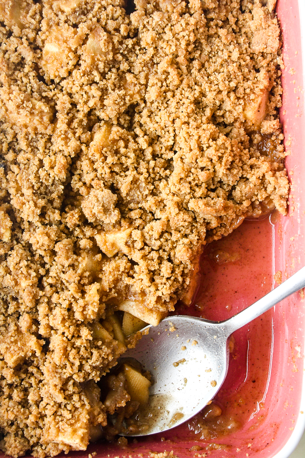 Classic apple crumble with cinnamon and juicy apples!