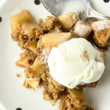 Classic apple crumble with cinnamon and juicy apples!