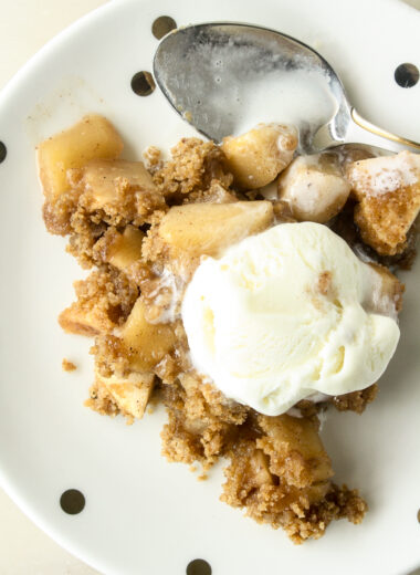 Classic apple crumble with cinnamon and juicy apples!