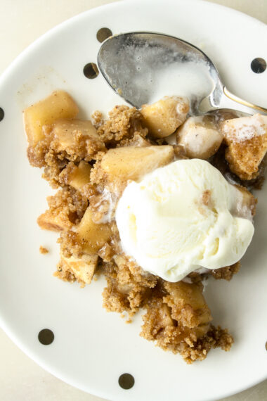 Classic apple crumble with cinnamon and juicy apples!