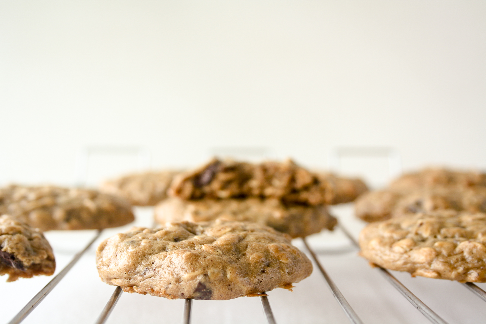 Soft and chewy peanut butter oat cookies, without flour, refined fat or sugar!