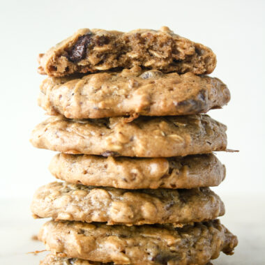 Soft and chewy peanut butter oat cookies, without flour, refined fat or sugar!