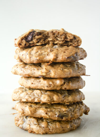 Soft and chewy peanut butter oat cookies, without flour, refined fat or sugar!