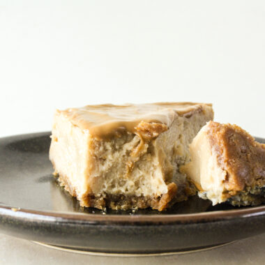 Rich and creamy baked cookie butter cheesecake on a Biscoff cookie base!