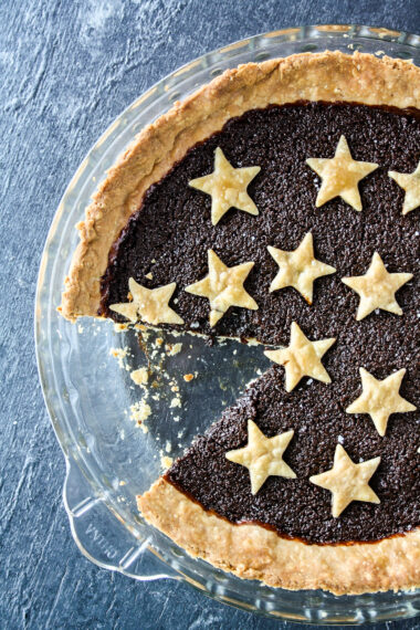 Dark molasses tart with ginger and cinnamon