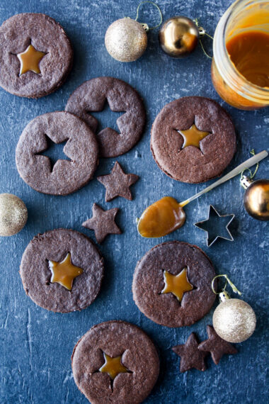 Crisp chocolate cookies with a salted caramel filling