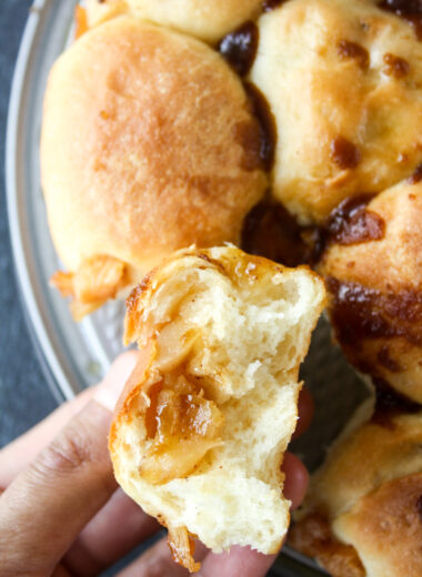 Fluffy bread rolls stuffed with caramelised apples