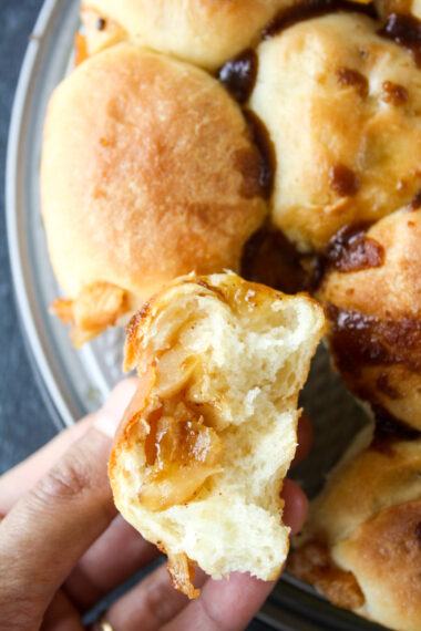 Fluffy bread rolls stuffed with caramelised apples