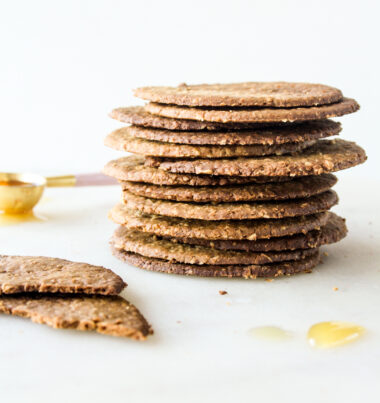 Thin and crispy honey oat crackers without refined sugar