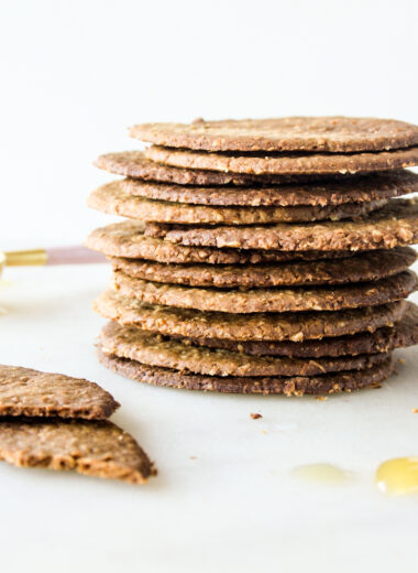 Thin and crispy honey oat crackers without refined sugar