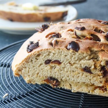 A tender, sweet loaf with chopped dates and rye flour