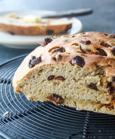 A tender, sweet loaf with chopped dates and rye flour