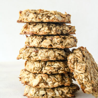 Chewy, naturally-sweetened rolled oat cookies with bananas and peanut butter