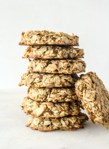 Chewy, naturally-sweetened rolled oat cookies with bananas and peanut butter