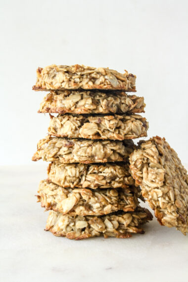 Chewy, naturally-sweetened rolled oat cookies with bananas and peanut butter