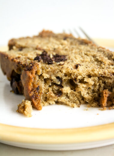 Fluffy and moist banana bread, sweetened with honey and packed with chocolate chunks!