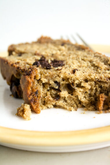 Fluffy and moist banana bread, sweetened with honey and packed with chocolate chunks!