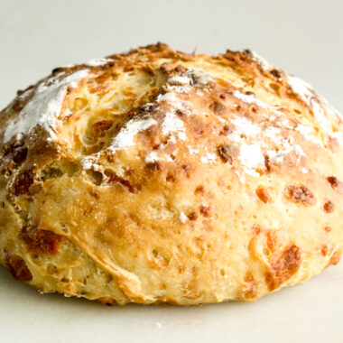 Crusty and chewy no-knead bread with garlic powder and cheddar cheese