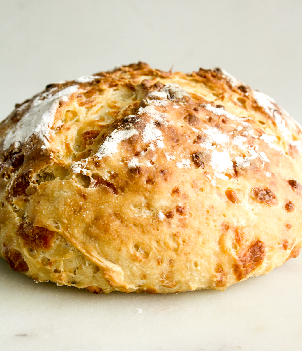 Crusty and chewy no-knead bread with garlic powder and cheddar cheese