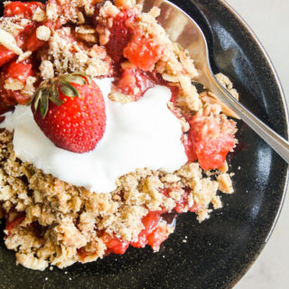Juicy strawberries with a crunchy almond and oat crumble