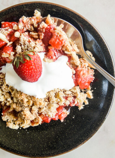 Juicy strawberries with a crunchy almond and oat crumble