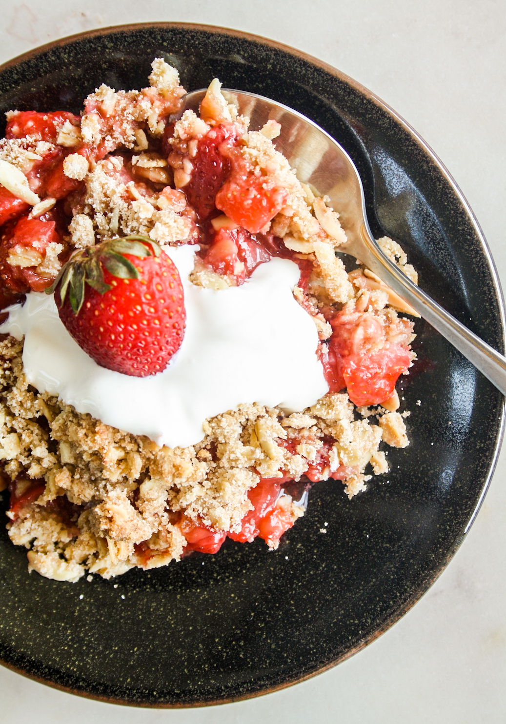 Juicy strawberries with a crunchy almond and oat crumble