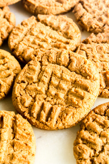Super quick, chewy and slightly crunchy flourless peanut butter cookies