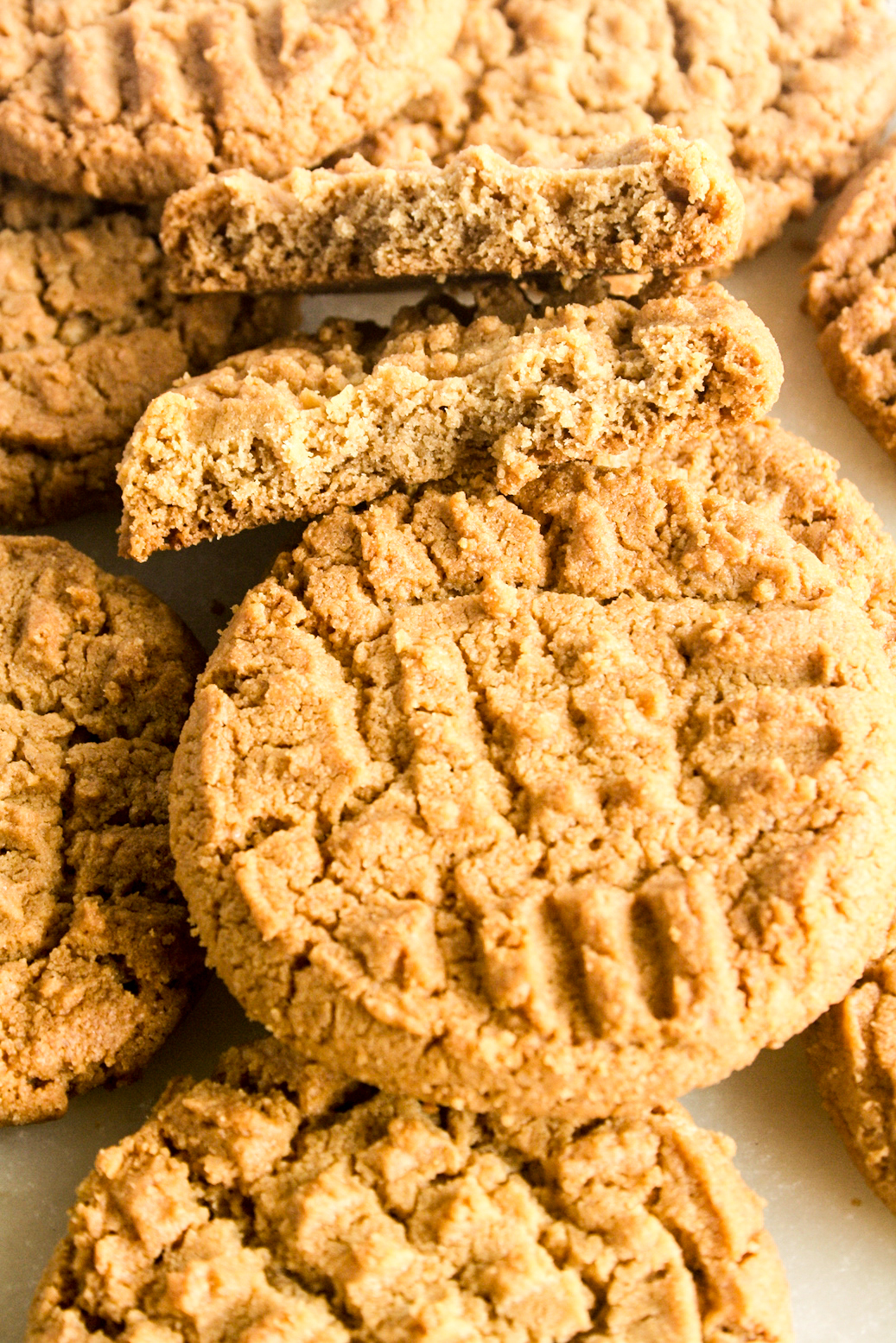 Super quick, chewy and slightly crunchy flourless peanut butter cookies