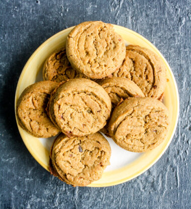Crispy-edged and chewy centered eggless cookies with the flavours of ginger and jaggery