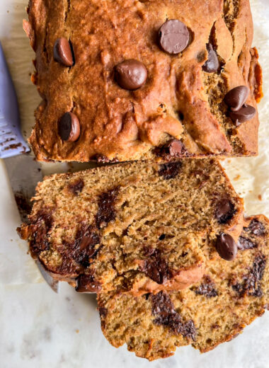 Moist, lightly spiced banana bread with wholewheat flour, no eggs and lots of chocolate chips!